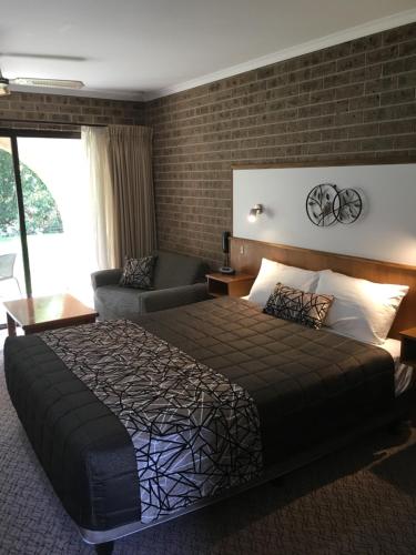 潘布拉Idlewilde Town & Country Motor Inn的酒店客房,配有床和沙发