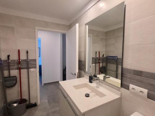 卡达克斯Apartamento nuevo en el centro con garaje的一间带水槽和镜子的浴室