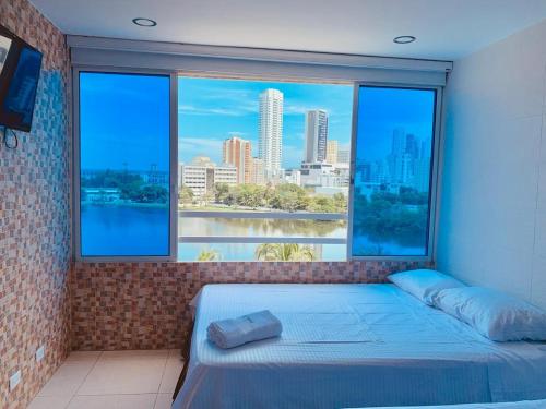 卡塔赫纳PyEnsa Cartagena的一张位于带大窗户的房间内的床铺