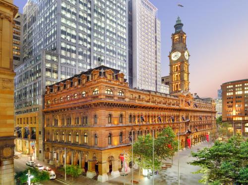 悉尼The Fullerton Hotel Sydney的一座城市中带有钟楼的历史建筑