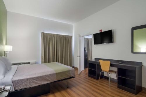 邓肯维尔达拉斯丹麦肯维尔6号汽车旅馆的配有一张床和一张书桌的酒店客房