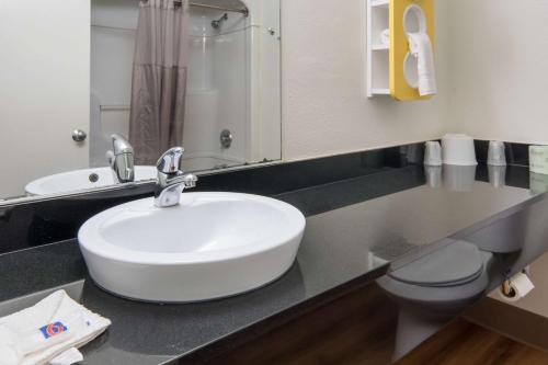 邓肯维尔达拉斯丹麦肯维尔6号汽车旅馆的一间带水槽和卫生间的浴室