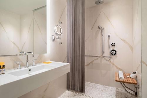 纽约纽约联合广场凯悦酒店的一间带水槽和淋浴的浴室