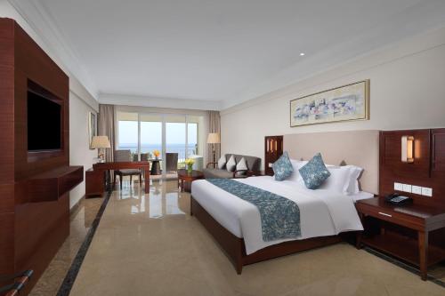 文昌文昌南国温德姆花园酒店的酒店客房设有床和客厅。