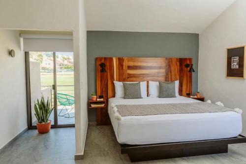 圣何塞德尔卡沃SIX TWO FOUR Urban Beach Hotel的一间带大床的卧室和一个阳台