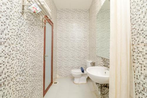 瑟古邦Blitz Hotel Batam Near Sultan Mahmud Ri'ayat Shah的一间带卫生间和水槽的浴室