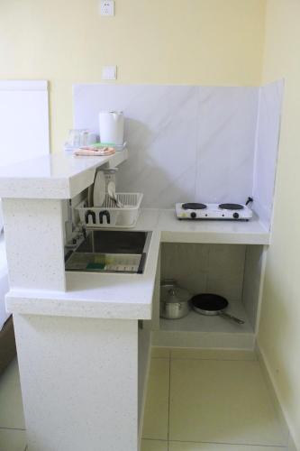维拉港Central Bay Motel的厨房配有带水槽的白色台面