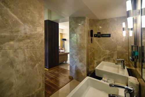 钦奈Hotel Ranjith的一间带水槽和镜子的浴室