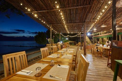 Koh Jum Ocean Beach Resort餐厅或其他用餐的地方