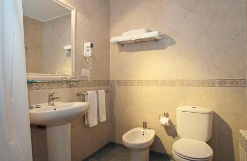 埃尔卡拉法特内华达雪山酒店的浴室配有白色卫生间和盥洗盆。