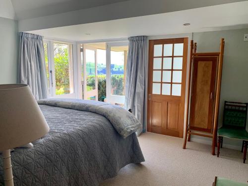 陶马鲁努伊Omaka Lodge的一间卧室设有一张床和一个大窗户
