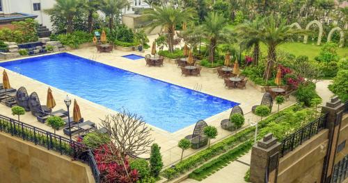 宝安深圳登喜路国际大酒店(深圳机场店)的享有度假村游泳池的顶部景致