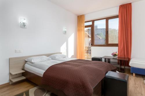百乐费利克斯Vila Izvor的一间卧室设有一张床和一个窗口