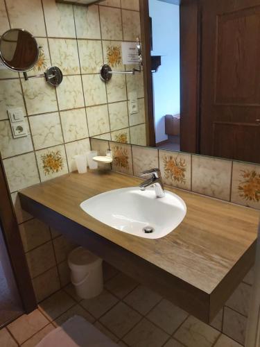 希蒂绍吉迪多纳住宿加早餐旅馆的一间带水槽和镜子的浴室