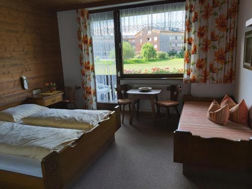 希蒂绍吉迪多纳住宿加早餐旅馆的酒店客房设有两张床和窗户。