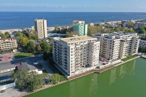 马马亚Oasis by the Lake - Solid Residence Mamaia Apartment的水体旁建筑物的空中景观