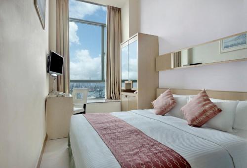 香港华逸酒店的一间卧室设有一张大床和大窗户