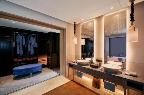 三亚海南土福湾嘉佩乐度假酒店的浴室设有2个水槽和2面镜子
