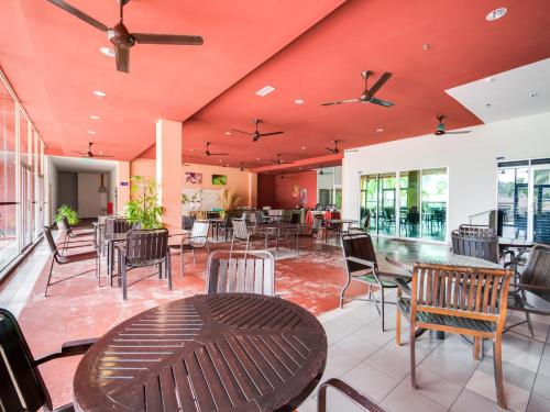 珍南海滩Kuala Melaka Inn的大楼内带桌椅的用餐室