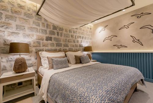 赫尔采格诺维Boutique Hotel & Spa Casa del Mare - Mediterraneo的卧室配有一张墙上鸟床