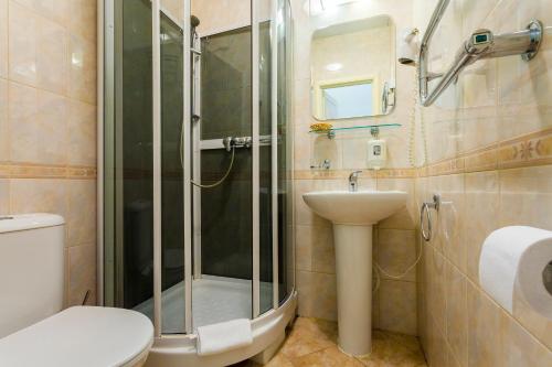 圣彼得堡Baskov的带淋浴、卫生间和盥洗盆的浴室