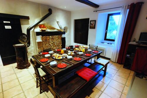 GillonnayAu dessus de Parady的客厅配有桌子和壁炉