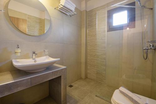 伊里斯斯Villa Ourania的一间带水槽、镜子和淋浴的浴室