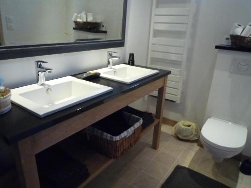 Celles-sur-BelleLe Logis de Miserè的一间带两个盥洗盆和卫生间的浴室