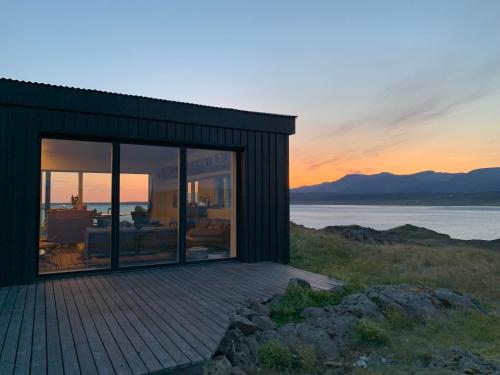 KjósahreppurHvammsvík Nature Resort的海景度假屋 - 带甲板