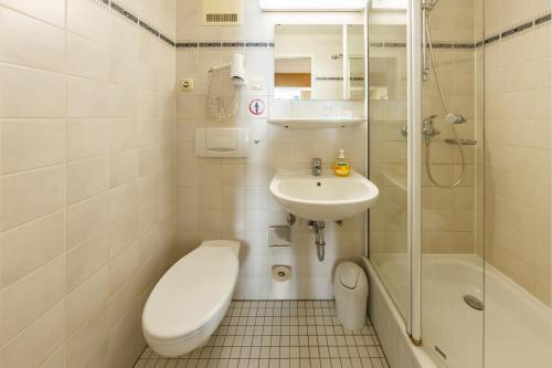 德绍鲁格拉潘森酒店的一间浴室