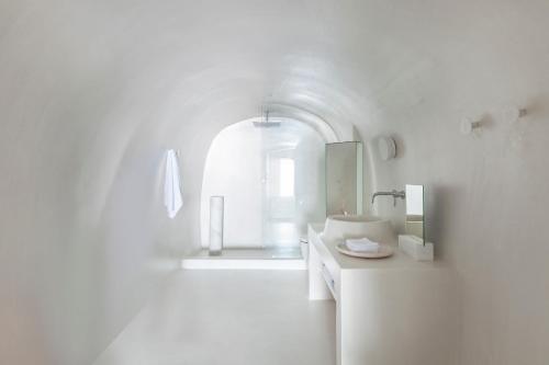 菲罗斯特法尼Aesthesis Boutique Villas Firostefani的白色的浴室设有水槽和镜子