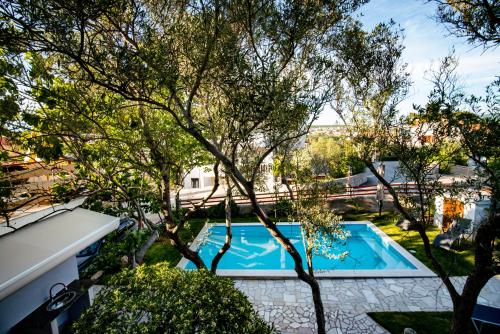 克尔克Villa Neroli的享有树木庭院游泳池的顶部景色