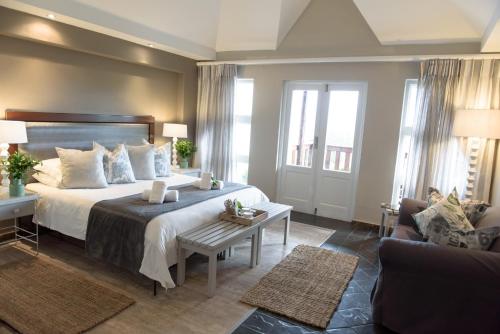普利登堡湾Whalesong Hotel & Spa的一间带大床的卧室和一间客厅