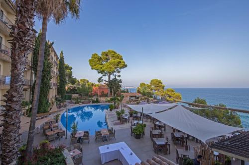 普拉加德阿罗卡普罗伊格布拉瓦酒店的享有带游泳池和大海的度假胜地的景致