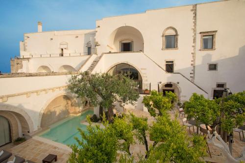 奥斯图尼松米塔城堡酒店的享有带游泳池的大楼的外部景致
