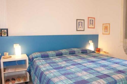 圣温琴佐Appartamento Pergola的一间卧室配有一张蓝色床头板的床
