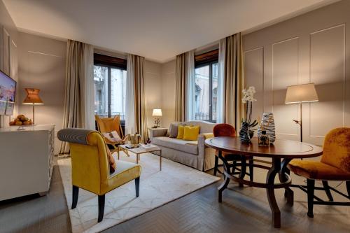 罗马Singer Palace Hotel Roma的客厅配有沙发和桌子