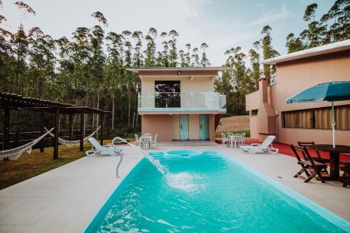 Mauá da SerraRECANTO DA SERRA的一座带游泳池和房子的别墅
