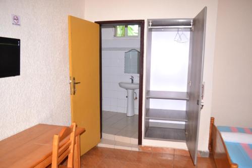 吉塞尼Musanto Hotel的浴室设有通往水槽的门
