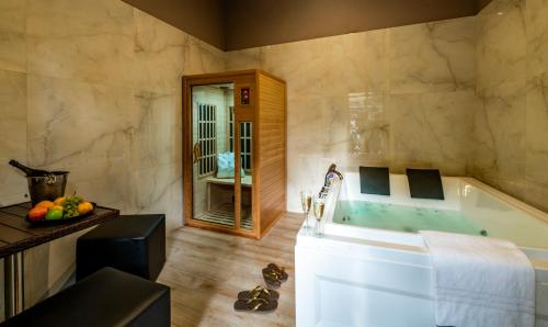 那不勒斯Villa Elisio Hotel & Spa的带浴缸和盥洗盆的大浴室