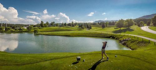 McGaheysvilleMassanutten's Regal Vistas by TripForth的站在湖边高尔夫球场上的女人