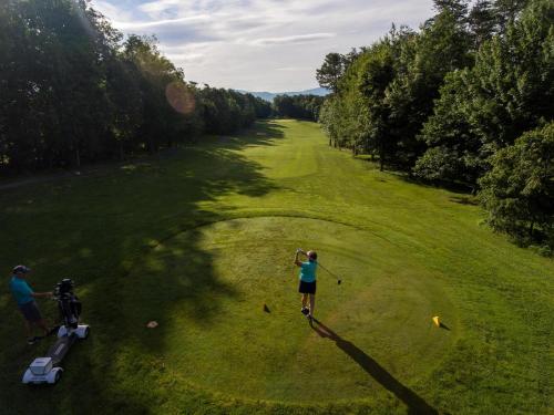 McGaheysvilleMassanutten's Regal Vistas by TripForth的两人在高尔夫球场打高尔夫