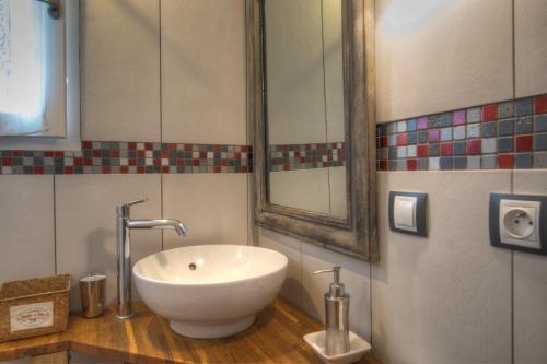 马尼·莱斯·阿莫幸运草原旅馆的一间带水槽和镜子的浴室
