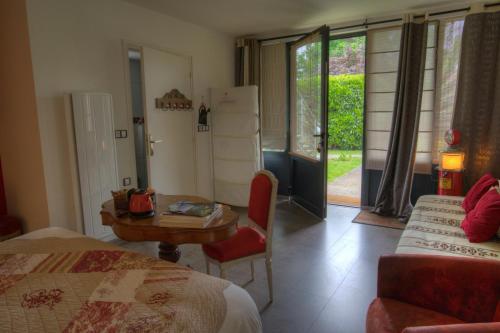 马尼·莱斯·阿莫幸运草原旅馆的一间卧室配有一张床和一张桌子,另一间卧室配有窗户。