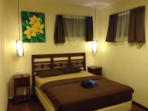 库塔德莫科尼旅馆的一间卧室,配有一张床,上面有帽子