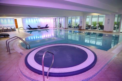 斯旺西塔楼温泉酒店的大型建筑中的大型游泳池