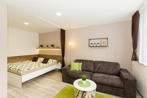 斯托泽克Apartmány Stožec - Nella Premium的客厅配有沙发和1张床