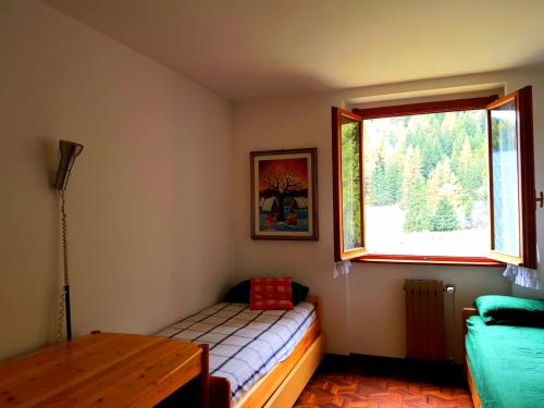 尚波吕克Monterosa Apartment - Champoluc #Bluchalet的一间小卧室,配有床和窗户