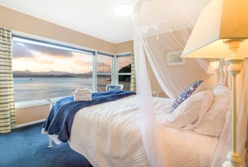 科罗曼德镇科罗曼德公寓 的一间卧室设有一张床,享有海景