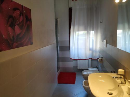 费拉约港Bell'appartamento的一间带水槽和卫生间的浴室以及窗户。